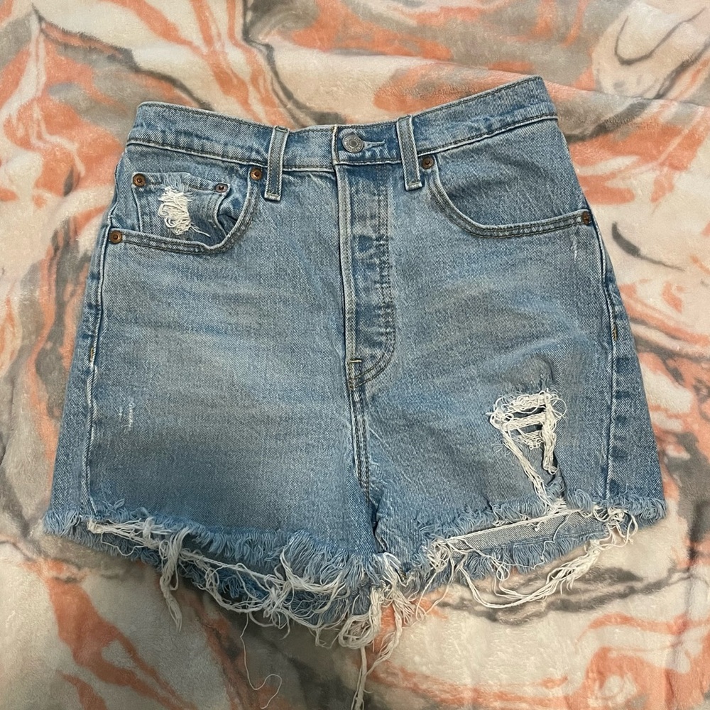 Levi’s Ribcage Shorts in Tango Pulse size 27